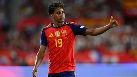 Lamine Yamal giving thumbs up in Spain kit