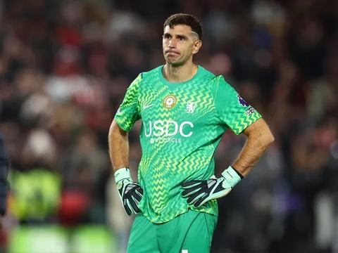goalkeeper in green kit