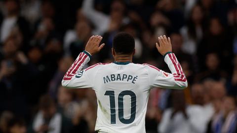 footballer from behind showing name MBAPPE