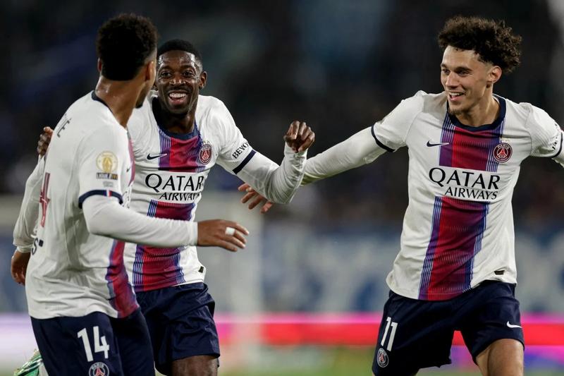 Three PSG players celebrating together
