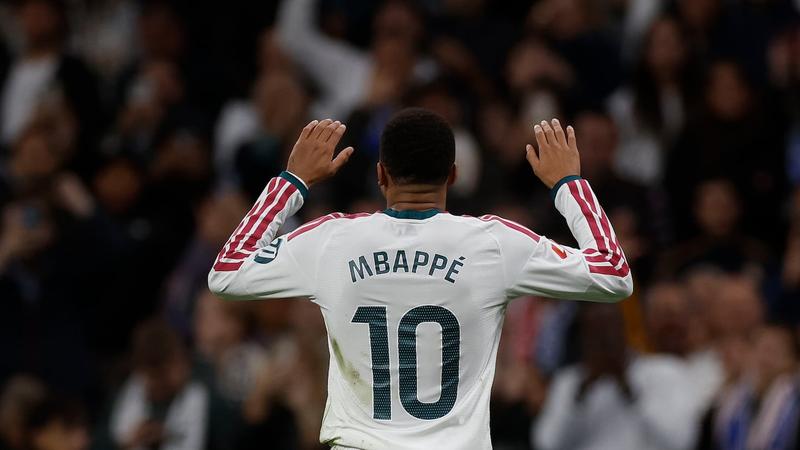 footballer from behind showing name MBAPPE