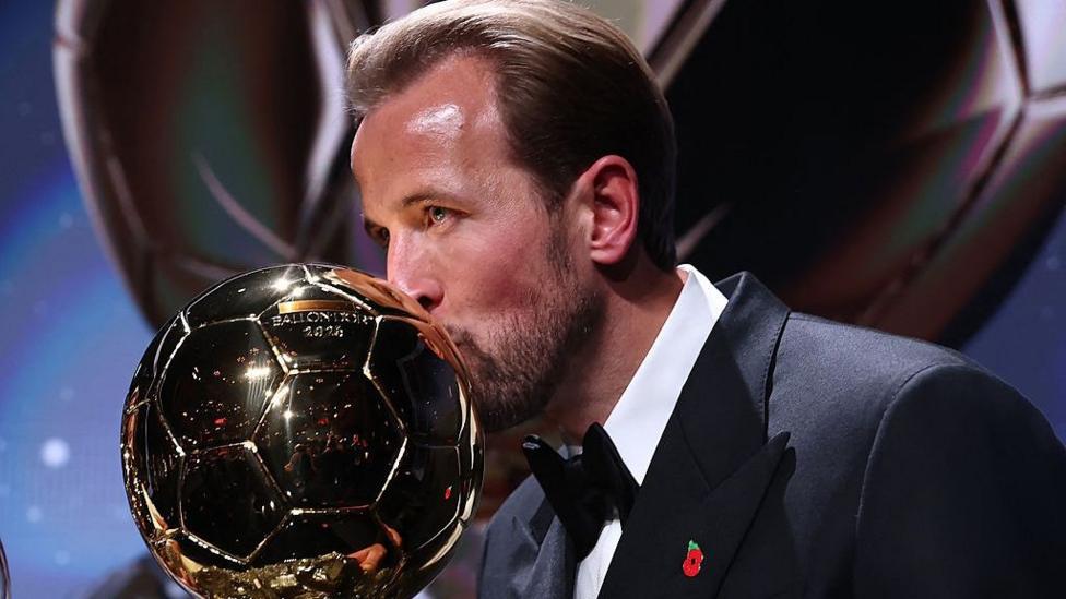 Harry Kane kissing the Ballon d'Or