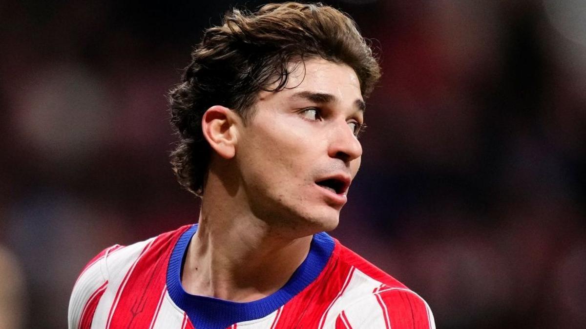Julián Álvarez close-up in Atlético Madrid shirt, looking off camera