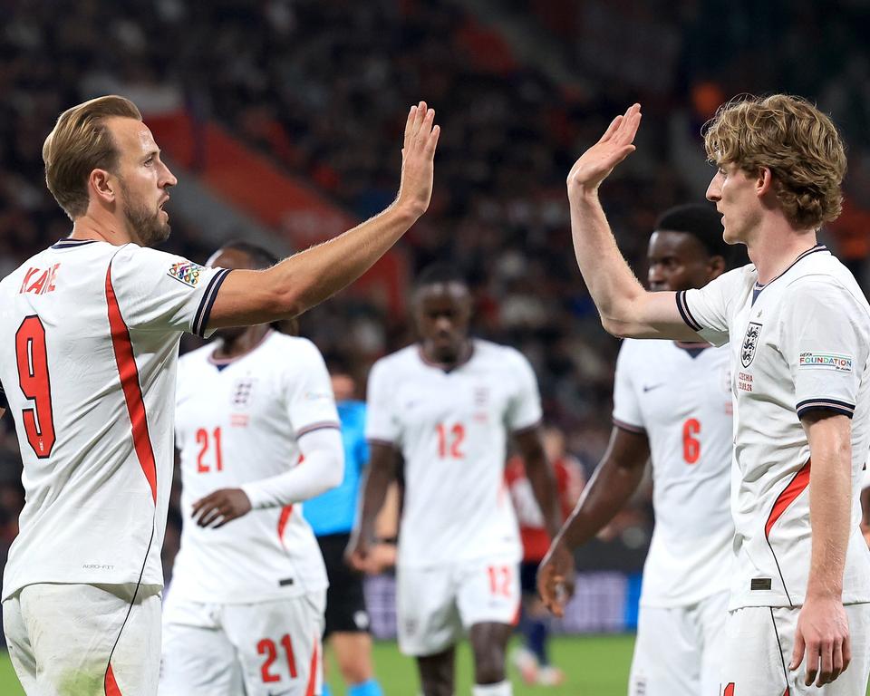 Kane and Gordon high-fiving in England shirts
