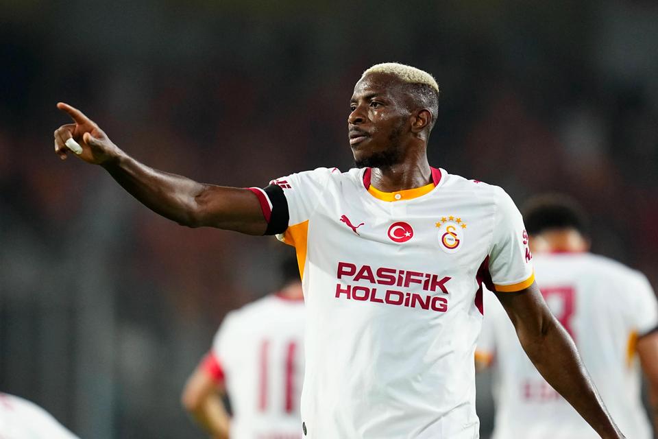 Victor Osimhen in Galatasaray white kit