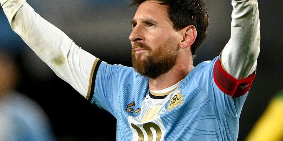 Messi celebrating and waving in Argentina kit