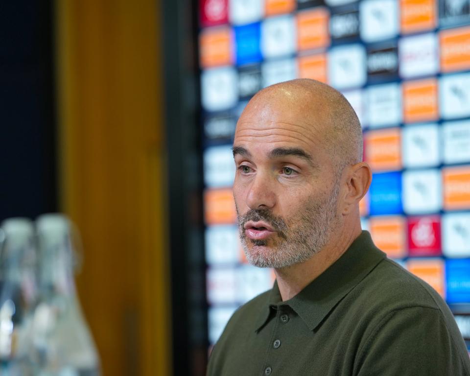 Enzo Maresca at a Manchester City press conference