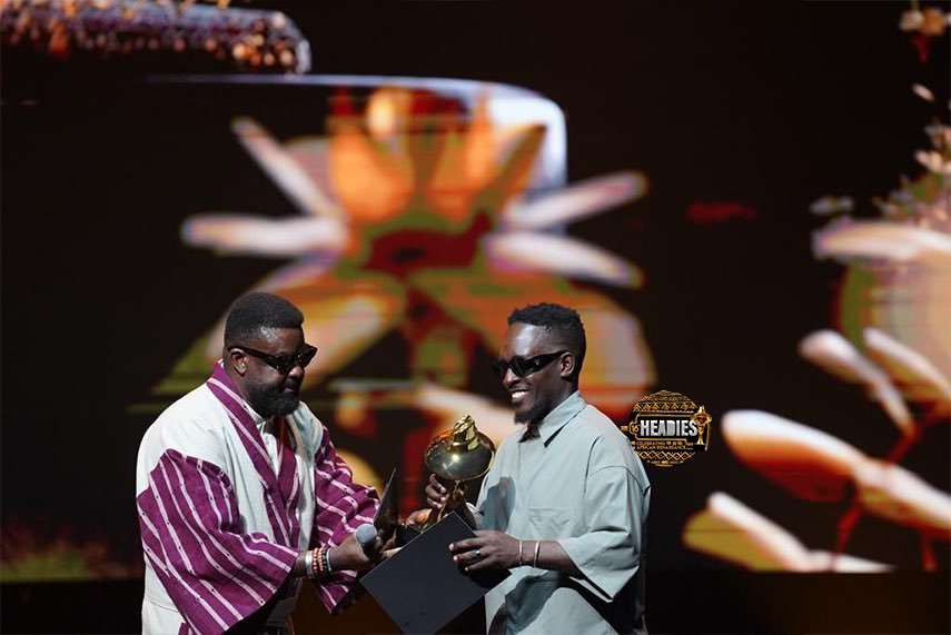 M.I Abaga collects the post-humous SPECIAL RECOGNITION plaque in respect of late Sound Sultan. | Kunle Afolayan (actor) presents The Headies award.